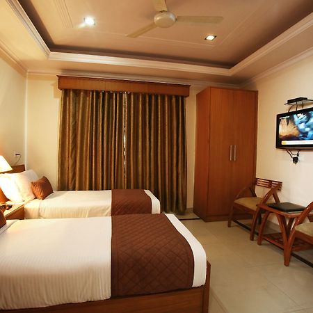 Emblem Hotel Sector 14 Ґурґаон Екстер'єр фото
