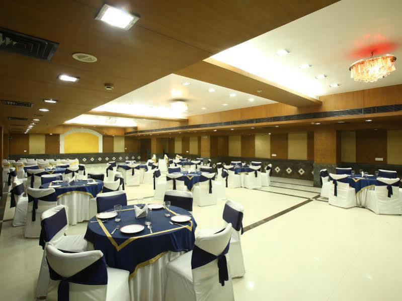 Emblem Hotel Sector 14 Ґурґаон Екстер'єр фото