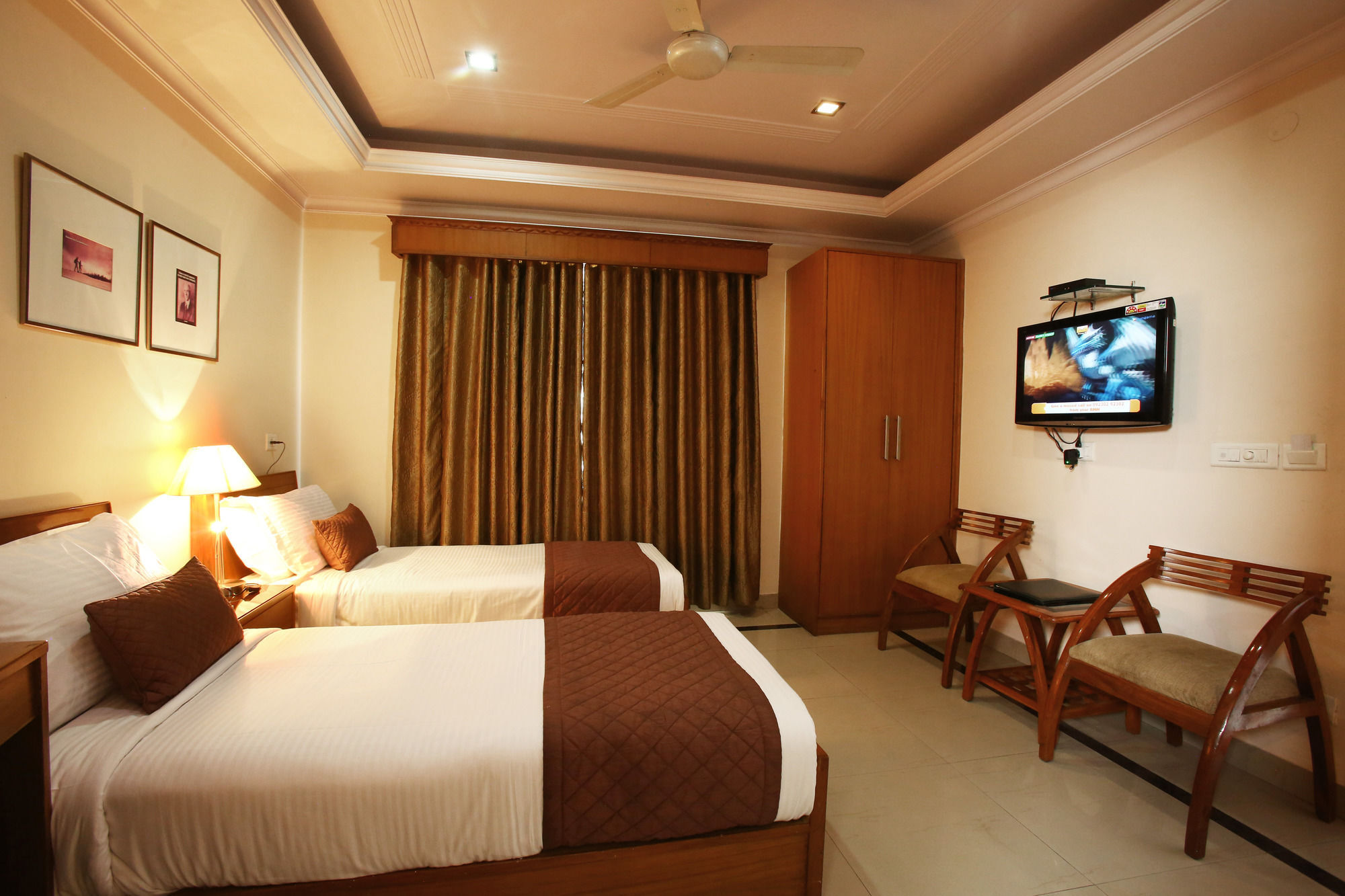 Emblem Hotel Sector 14 Ґурґаон Екстер'єр фото
