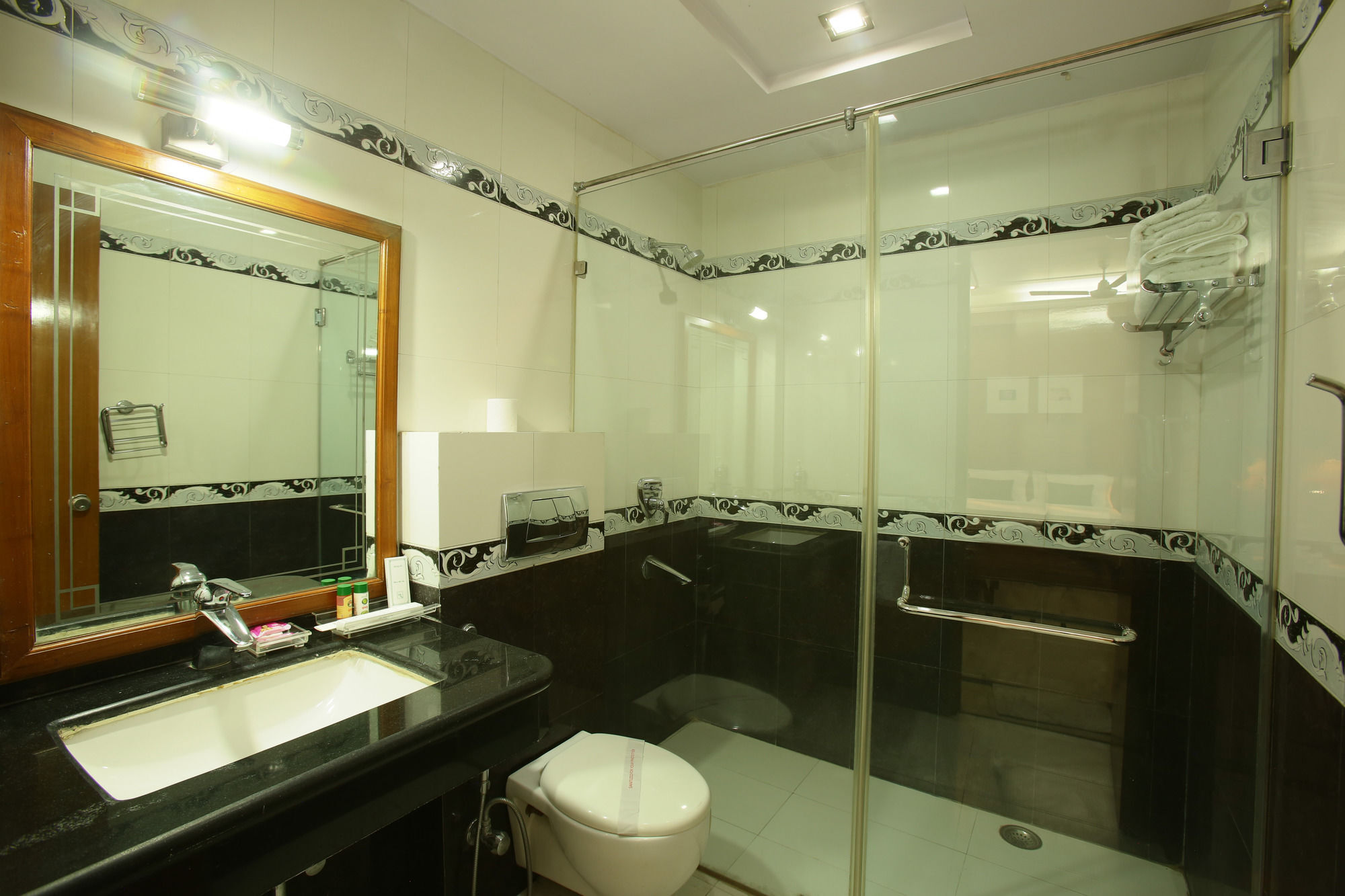 Emblem Hotel Sector 14 Ґурґаон Екстер'єр фото