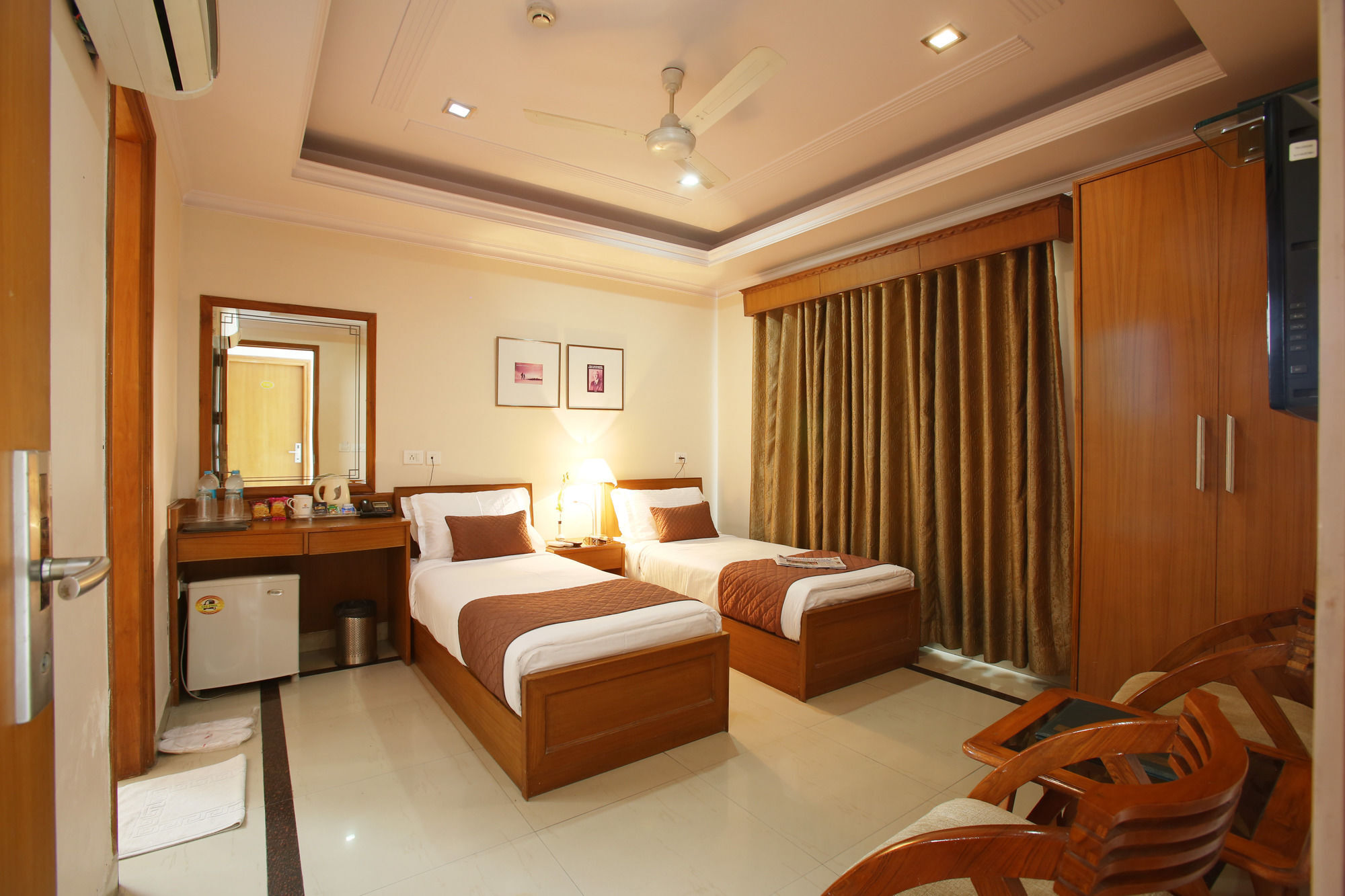 Emblem Hotel Sector 14 Ґурґаон Екстер'єр фото