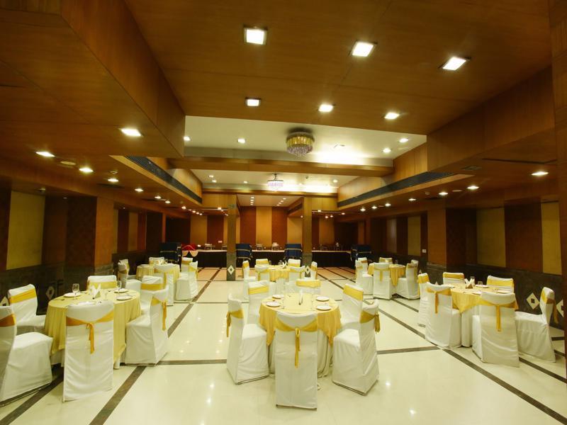 Emblem Hotel Sector 14 Ґурґаон Екстер'єр фото
