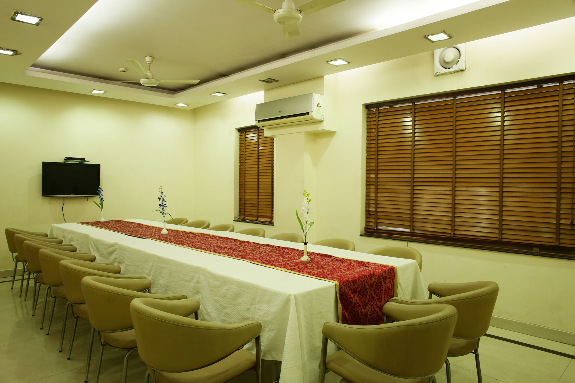 Emblem Hotel Sector 14 Ґурґаон Екстер'єр фото