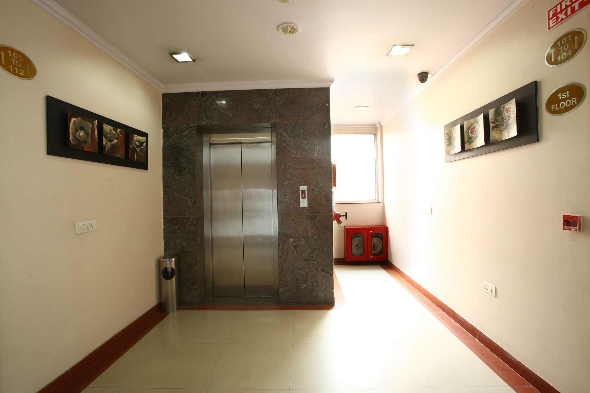 Emblem Hotel Sector 14 Ґурґаон Екстер'єр фото